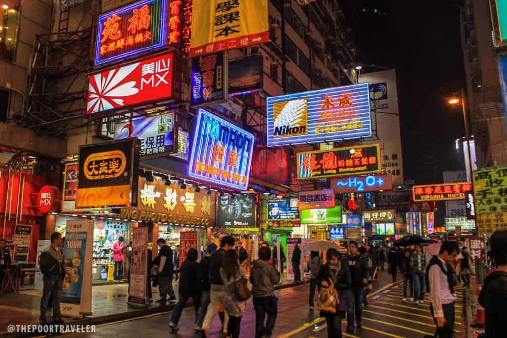 MONG KOK NIGHT MARKET: Shopping in Hong Kong | The Poor Traveler ...