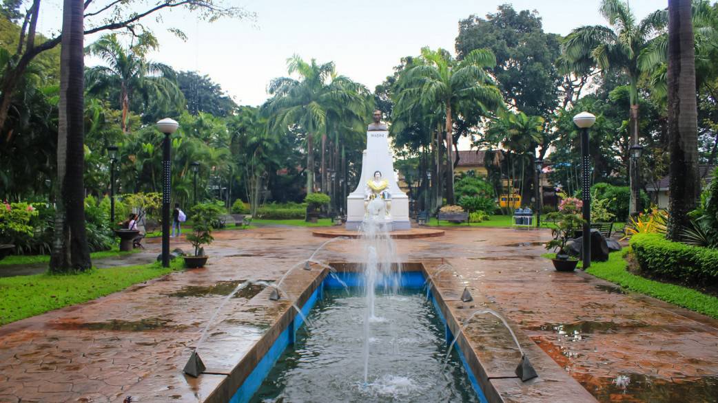 Plaza Mabini, Batangas City: Dusk and Dawn | The Poor Traveler ...